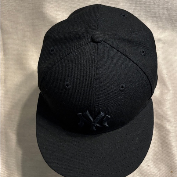 New Era 9Fifty NY Yankees MLB Black on Black SnapBack Hat - Picture 3 of 8